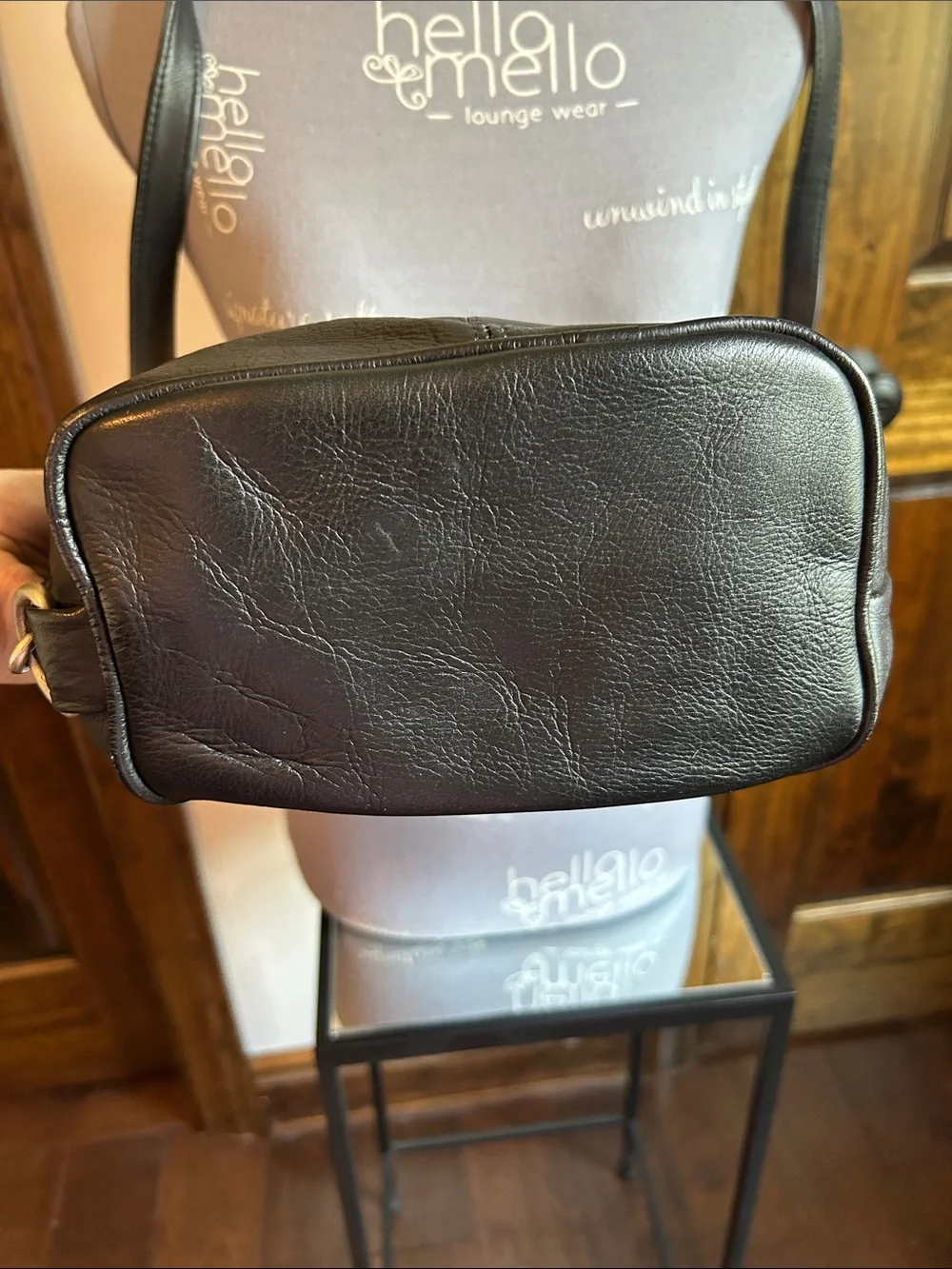 Wilsons Leather Black Pebbled Leather Crossbody Bag has tarnish on buckle - Picture 5 of 14